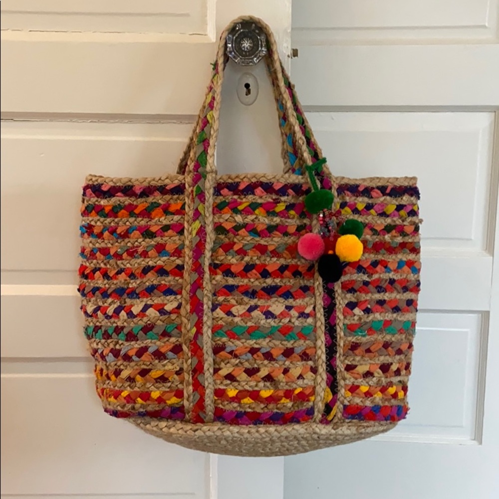 Adorable straw beach tote ☀️